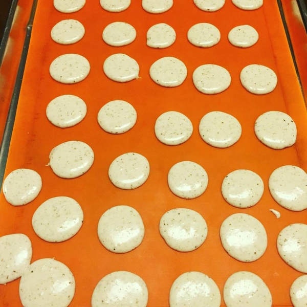 baking macrons